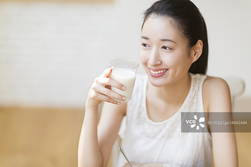 喝牛奶的女人图片素材