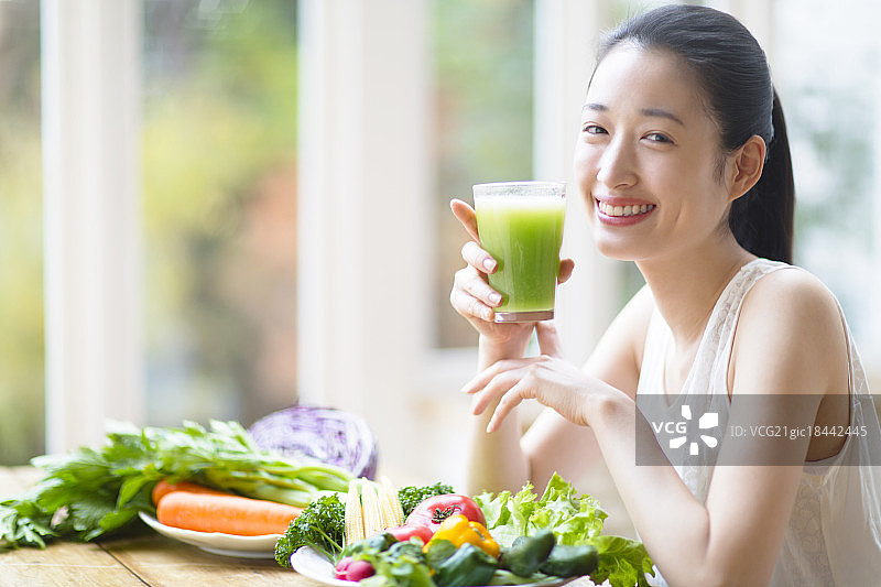 笑容满面的女人拿着冰沙图片素材