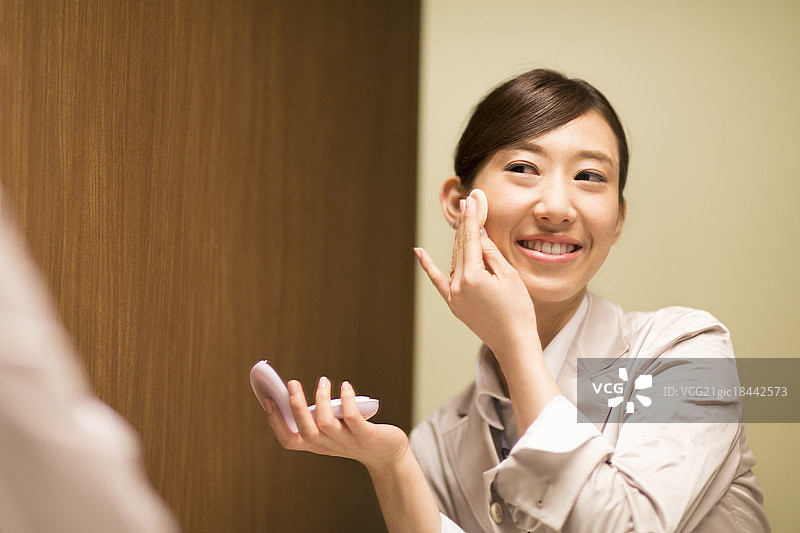 女人在镜子前化妆图片素材