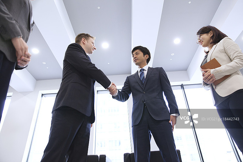 商人在办公室握手图片素材