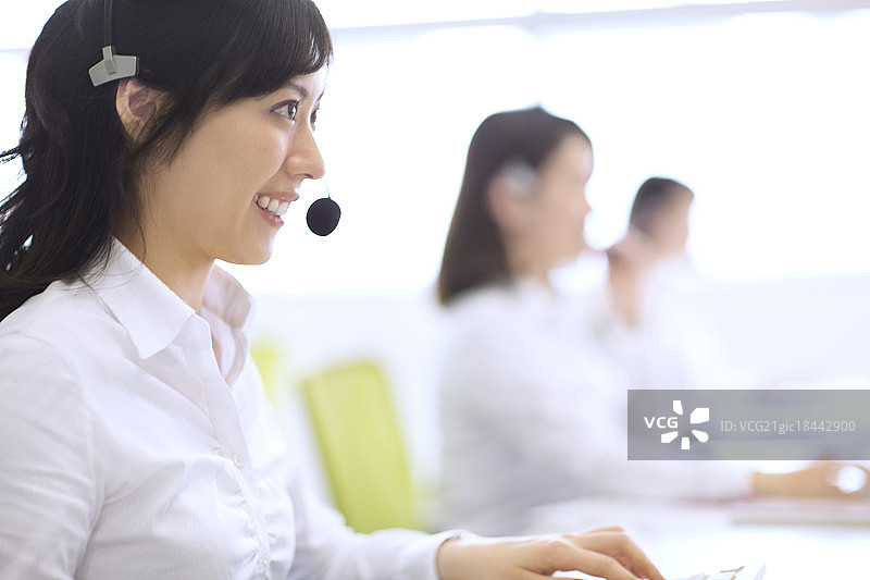 佩戴耳机的客服图片素材