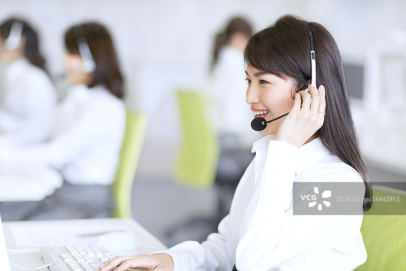 佩戴耳机提供客户服务图片素材