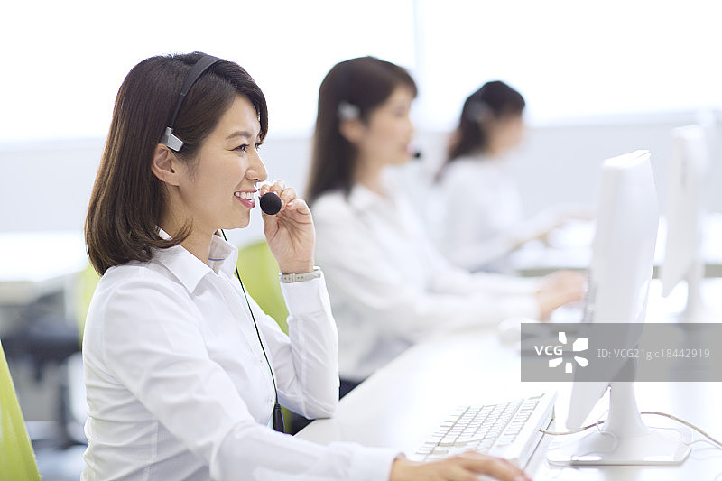 佩戴耳机的客服图片素材