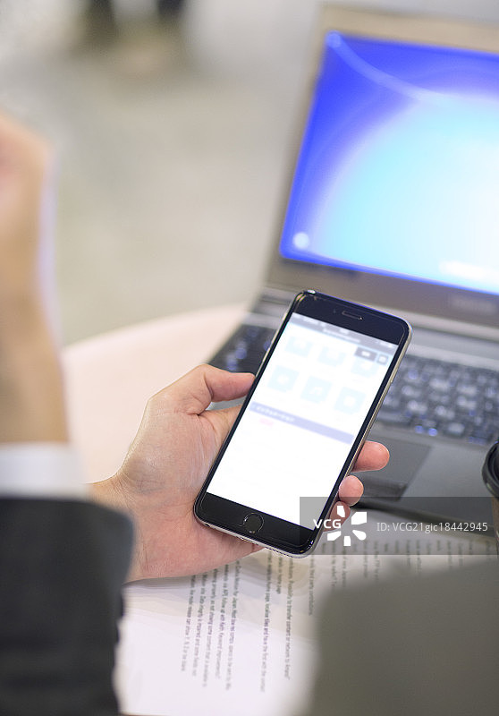 商务男士手持智能手机图片素材