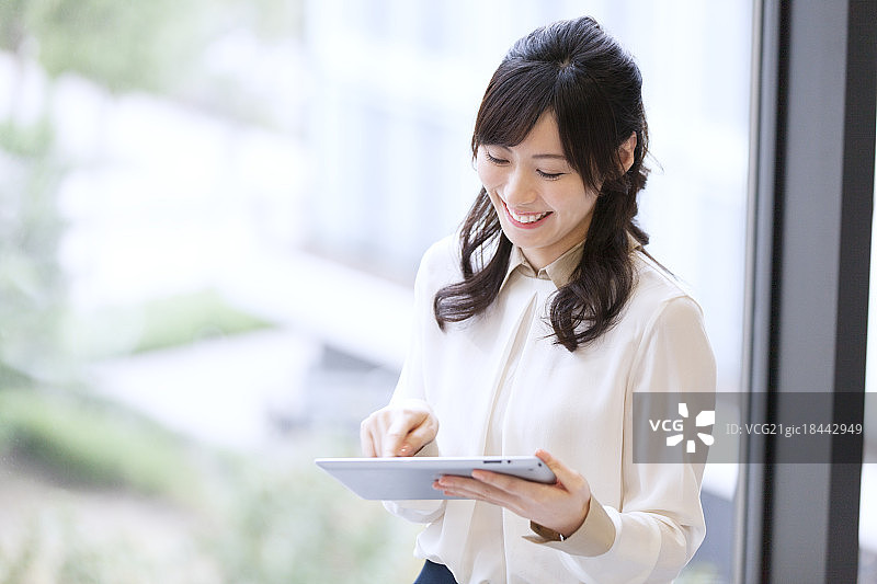 使用平板电脑的女商人图片素材