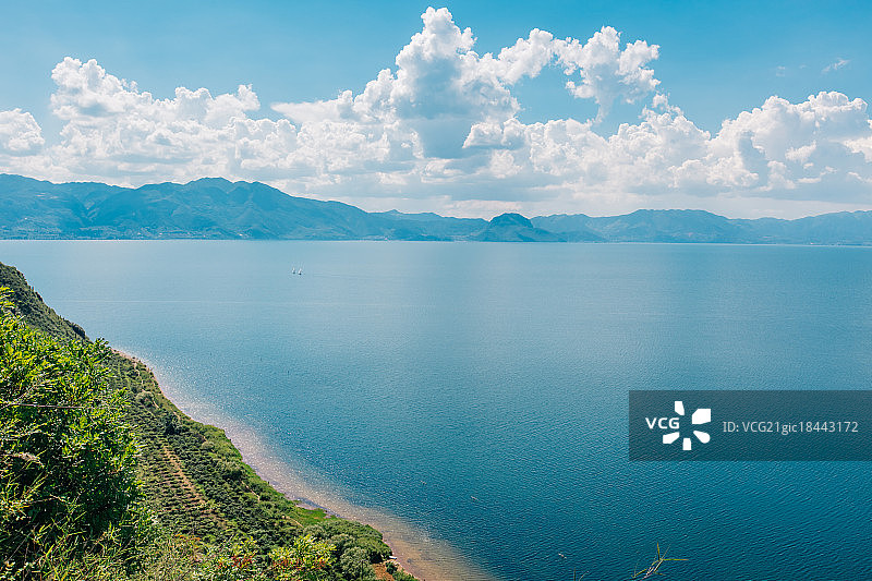 湛蓝抚仙湖图片素材