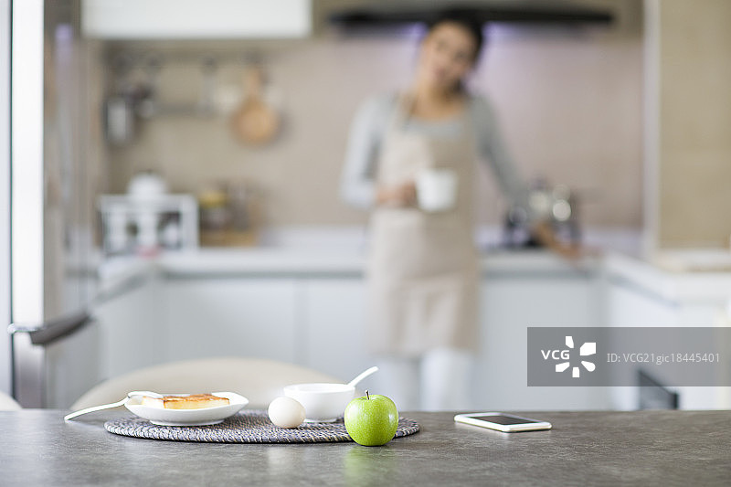 年轻女子在家做早餐图片素材