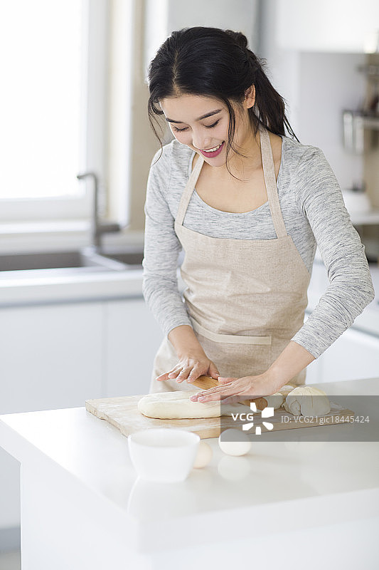 年轻女子在家揉面做饭图片素材