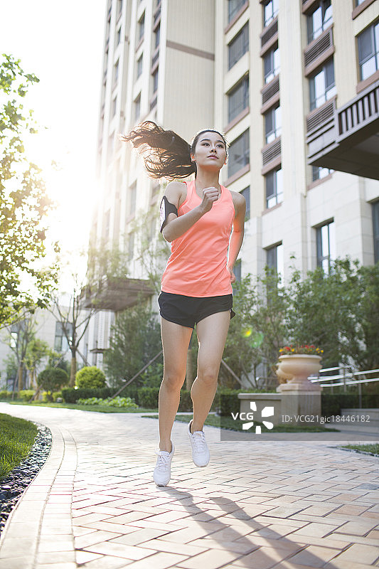 年轻女子在户外锻炼身体图片素材
