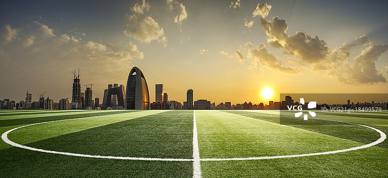 足球场和逆光下的北京CBD全景图片素材