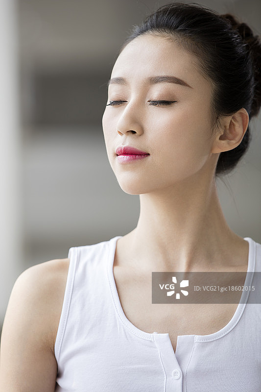 做瑜伽的青年女人图片素材