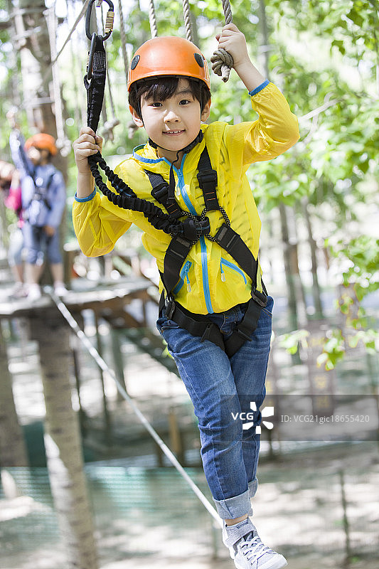 快乐的孩子们挑战树上穿越项目图片素材