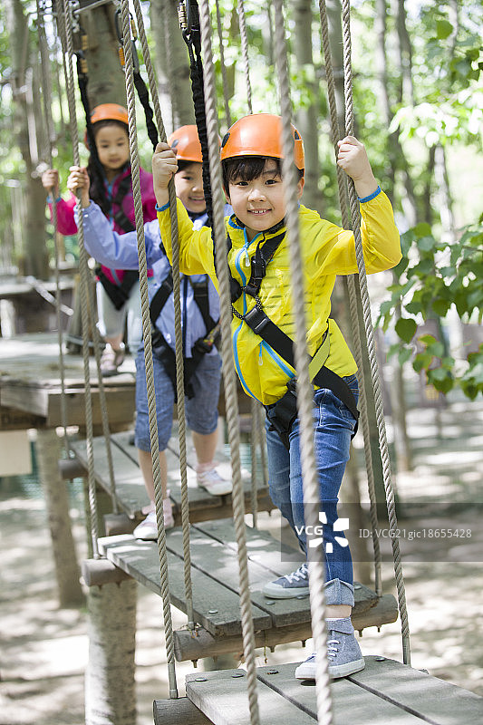快乐的孩子们挑战树上穿越项目图片素材
