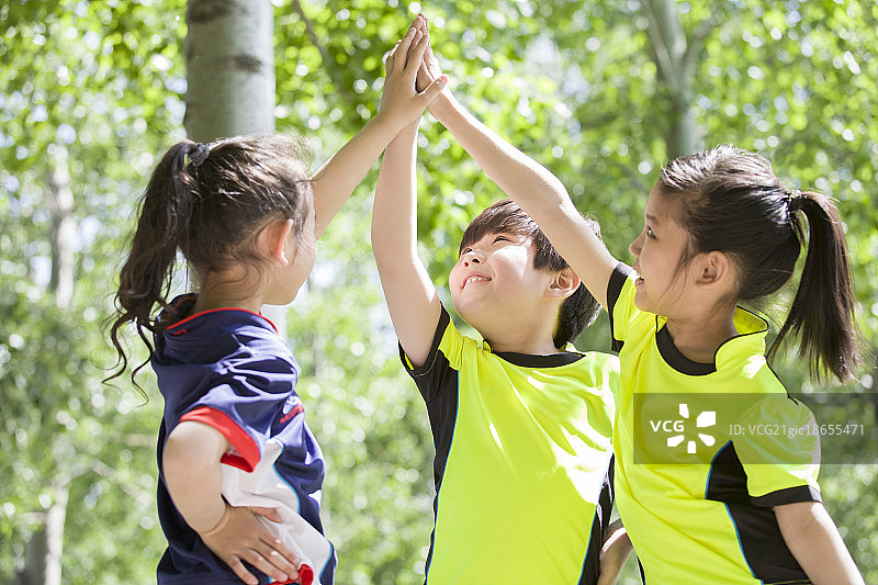穿着运动服的儿童兴奋击掌图片素材