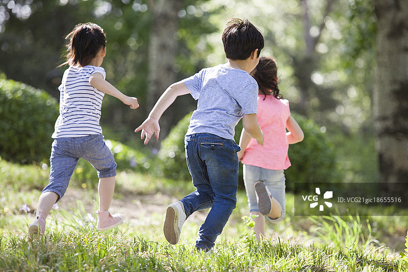 儿童在树林里奔跑嬉戏图片素材