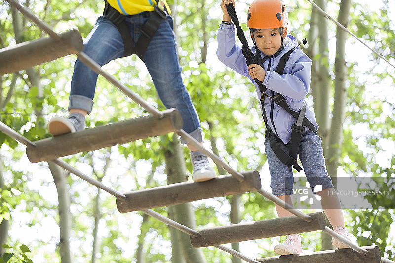 快乐的孩子们挑战树上穿越项目图片素材