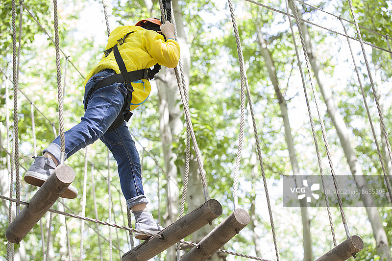 小男孩挑战树上穿越项目图片素材