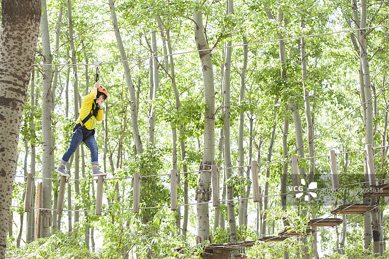 小男孩挑战树上穿越项目图片素材