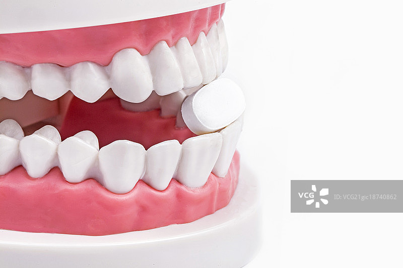 人工假牙上药片图片素材