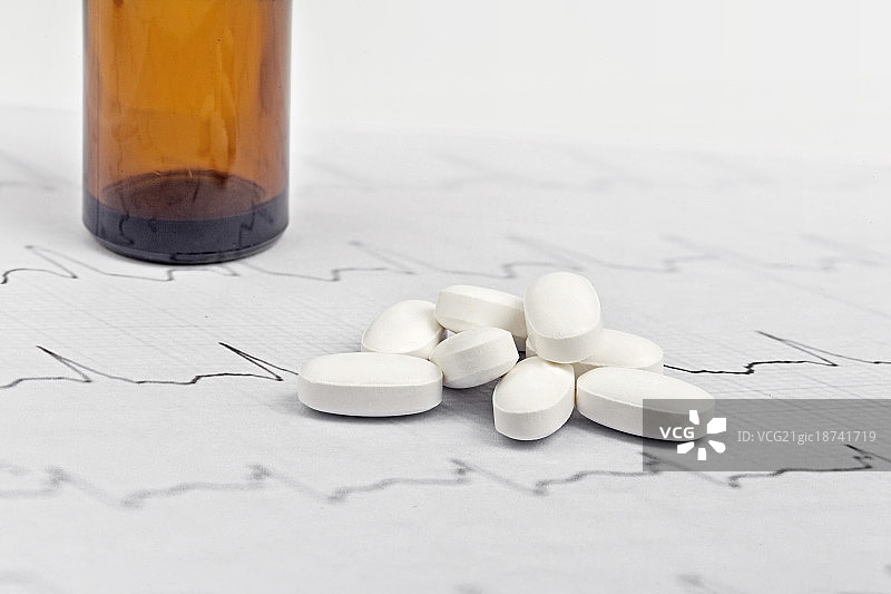 瓶子里的药片和心电图图片素材