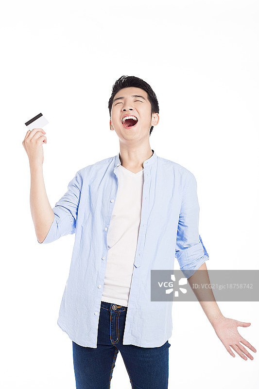 兴奋的年轻人拿着一张银行卡图片素材