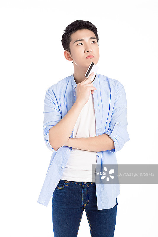 男人拿着一张信用卡图片素材
