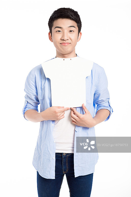 一个年轻人拿着白色画板图片素材