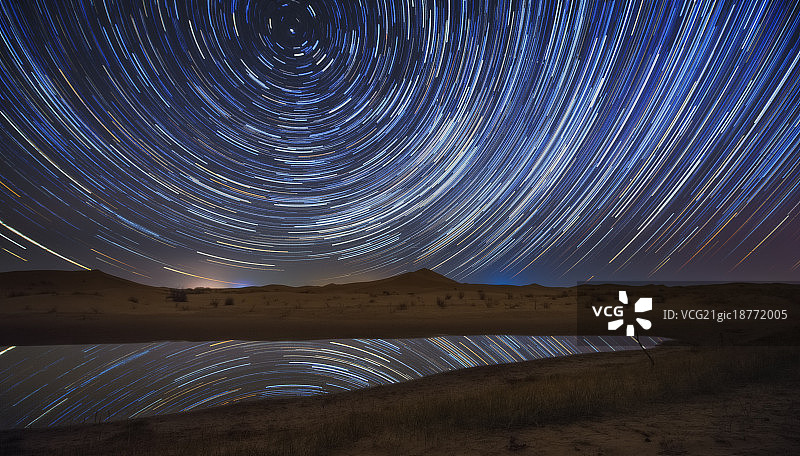库布齐沙漠湖泊反射星轨图片素材