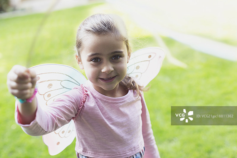 带着仙女翅膀的微笑女孩肖像图片素材