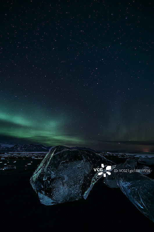 冰岛冰河湖上空的北极光图片素材