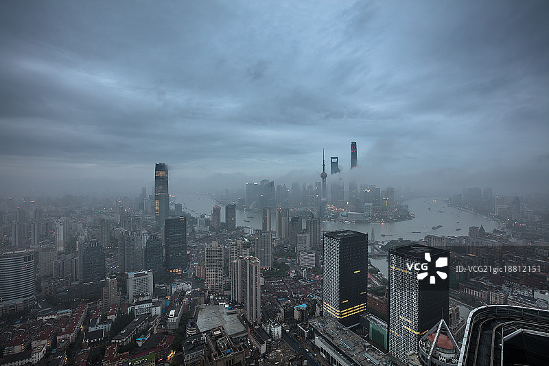 雾气中的陆家嘴图片素材