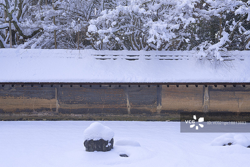 日本京都龙安寺的雪景枯山水图片素材