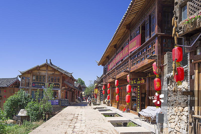 纳西族民居和纪念品商店，中国云南省丽江束河村图片素材