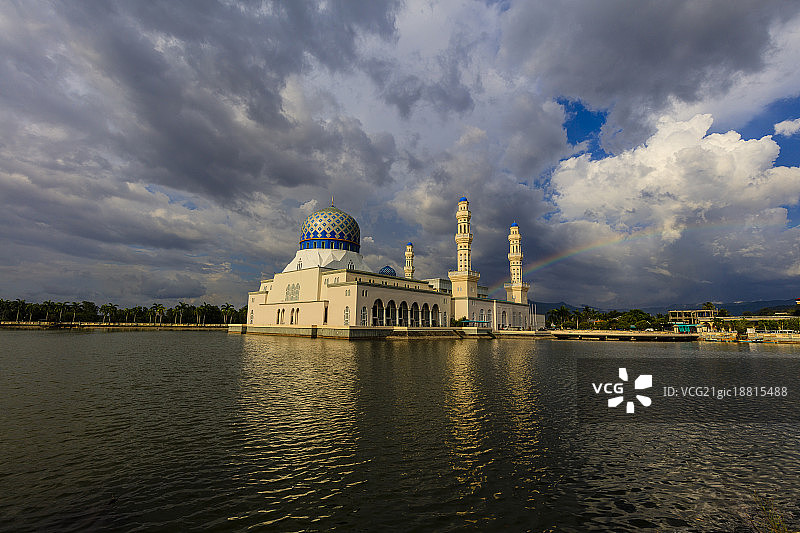 马来西亚亚庇水上清真寺Kota Kinabalu CITY MOSQUE 彩虹图片素材