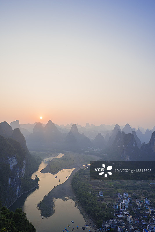 中国广西桂林阳朔兴坪老寨山漓江喀斯特峰丛日落图片素材