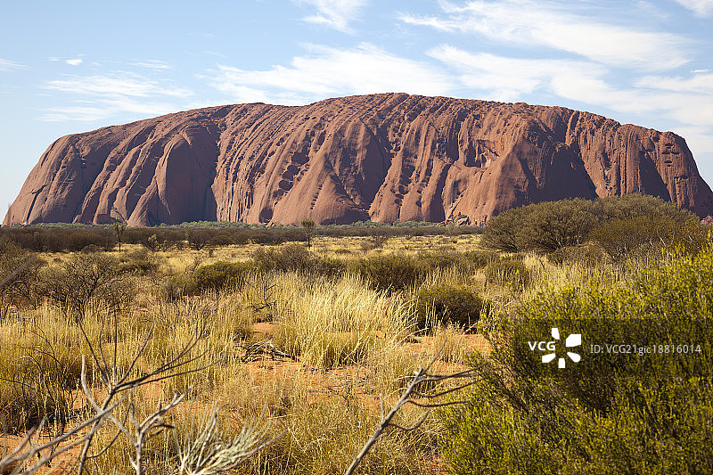 澳大利亚中部北领地的乌鲁鲁/艾尔斯岩，海拔861米，高出海平面348米图片素材