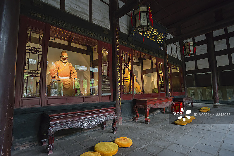 中国四川省成都市武侯祠三义庙张飞、刘备、关羽雕像图片素材