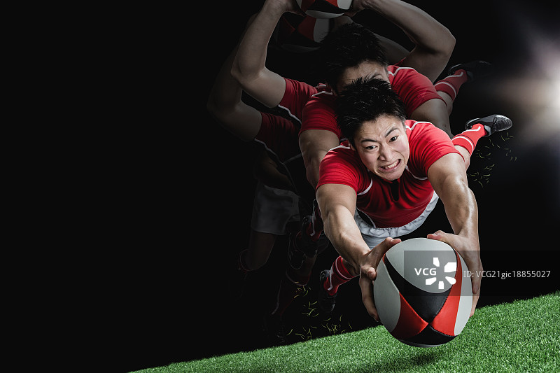 试图触地得分的日本橄榄球运动员肖像图片素材