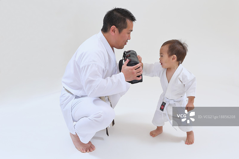 日本儿童和老师的空手道训练图片素材