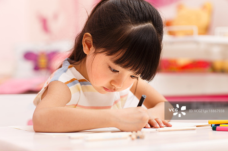 小女孩在画画图片素材