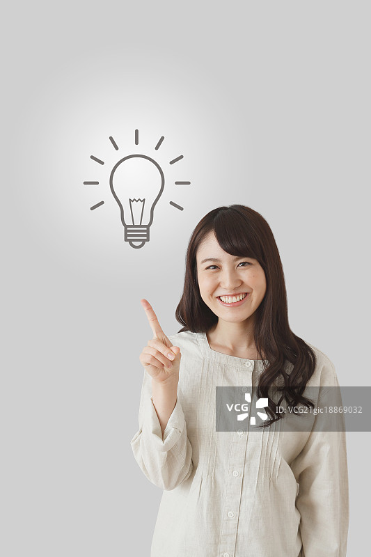 拿着灯泡的日本女人图片素材