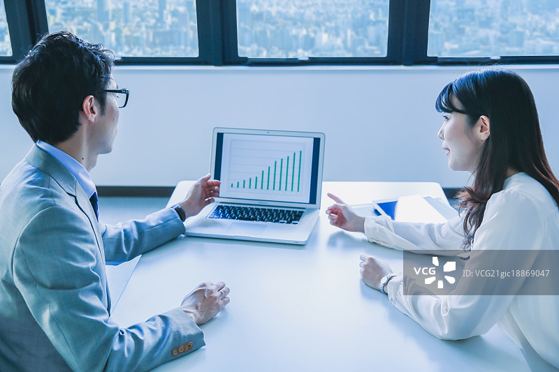 在现代办公室里的日本商人图片素材