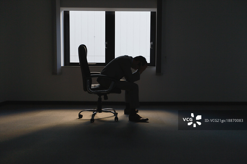 日本商务人士在现代办公室图片素材