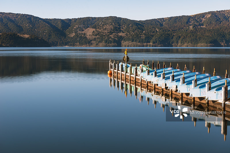 冬季清晨的芦之湖，箱根，日本图片素材