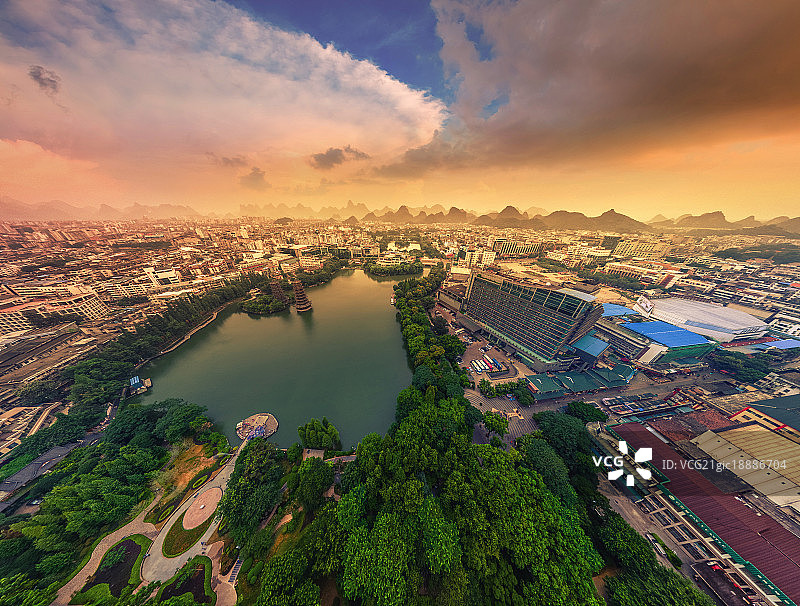 超广角航拍广西桂林市杉湖日月双塔图片素材