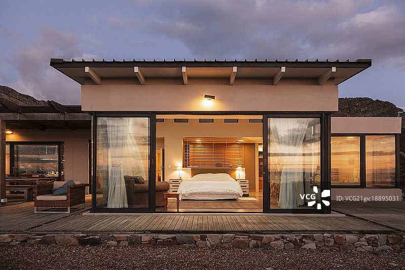 带开放式露台门的照明家居展示卧室图片素材