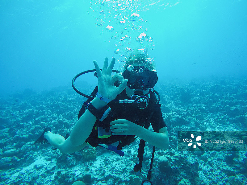 水肺潜水员在水下手势好的肖像照图片素材