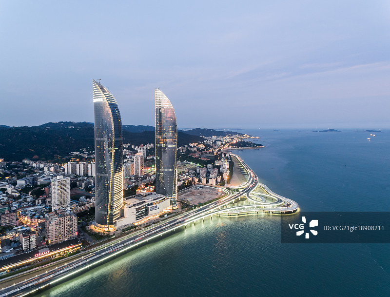 厦门地标建筑世贸海峡大厦与演武大桥夜景图片素材