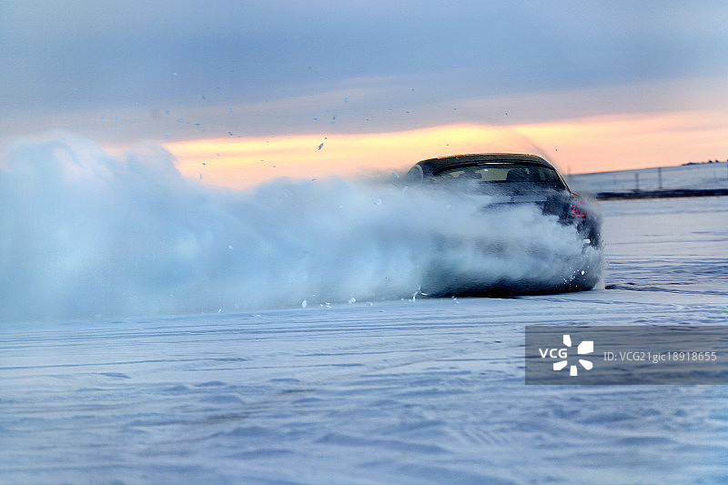 行驶在雪地里的汽车图片素材