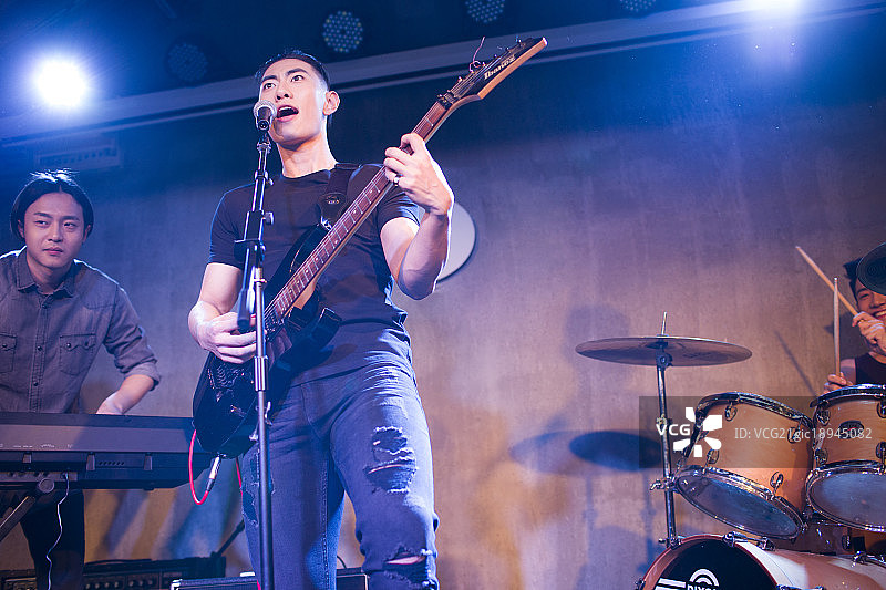 年轻乐队在舞台上表演图片素材